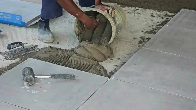 Argamassa colante com sulcos feitos por desempenadeira dentada
