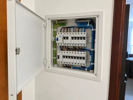 Quadro embutido organizado, com DR instalado