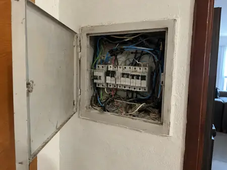 Quadro embutido de apartamento aberto e bagunçado