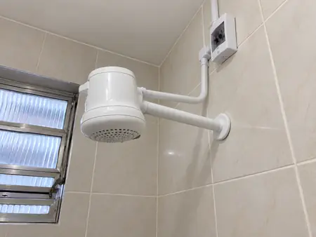 Chuveiro com fiação nova, disjuntor dedicado e acabamento limpo
