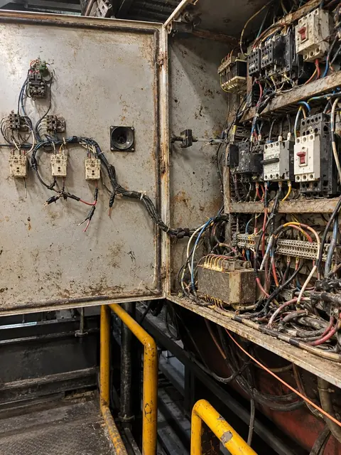 Painel elétrico com fiação antiga antes da reforma