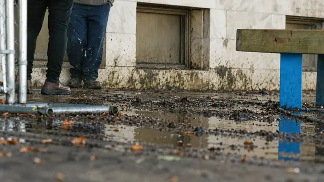 Piso externo sujo antes da lavagem de alta pressão
