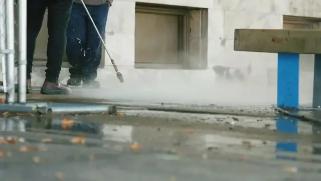 Jato de água de alta pressão limpando um piso de concreto
