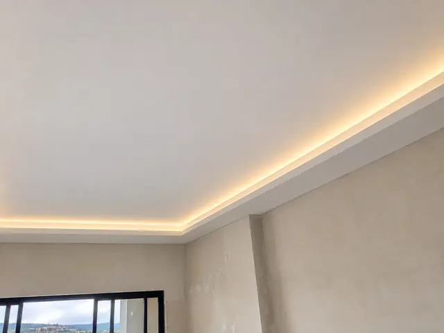 Forro de gesso concluído com rasgo de luz indireta