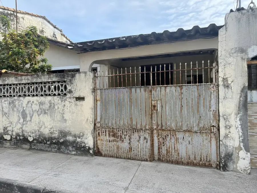 Portão antigo com ferrugem e pintura desgastada