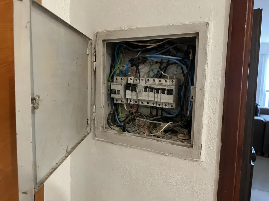 Quadro embutido de apartamento aberto e bagunçado