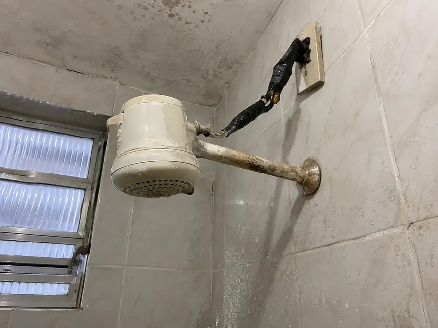 Chuveiro elétrico com fio derretido e emenda improvisada