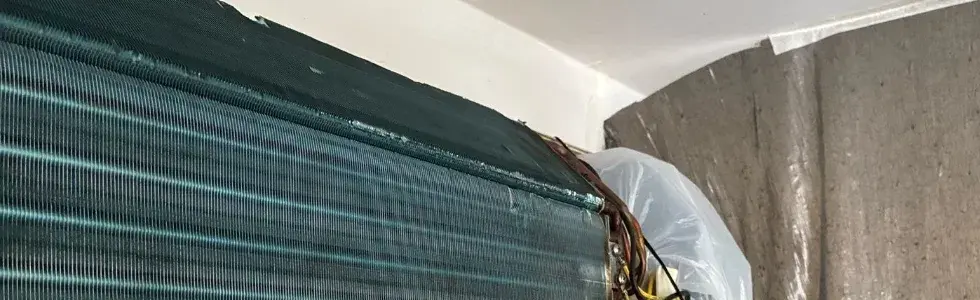 Evaporadora de um split aberta, com a serpentina à mostra, durante a higienização