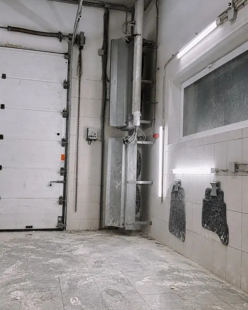 Piso técnico com resíduos antes da limpeza fina