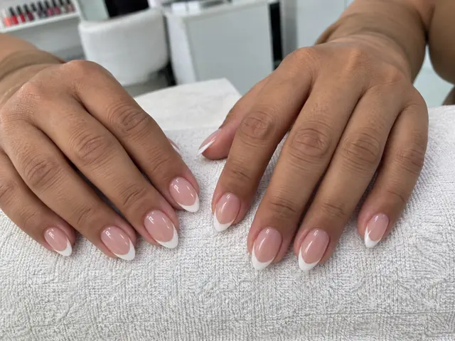 Unhas niveladas e esmaltadas depois da aplicação em gel
