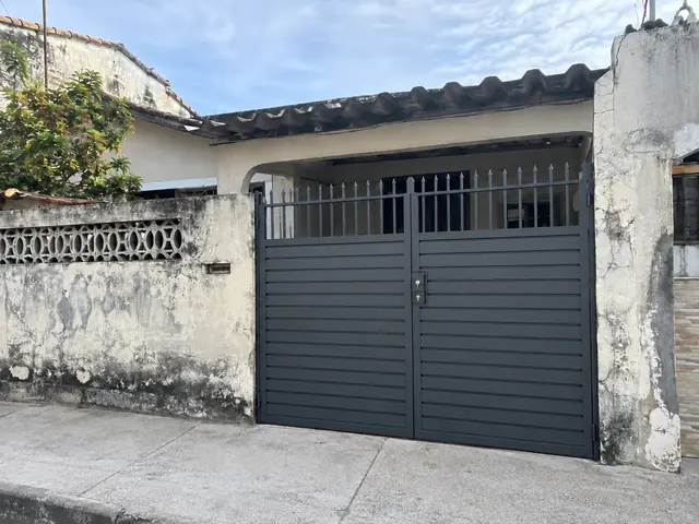 Portão metálico novo com acabamento grafite
