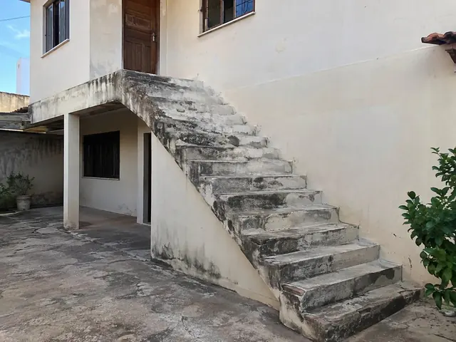 Escada externa sem proteção lateral