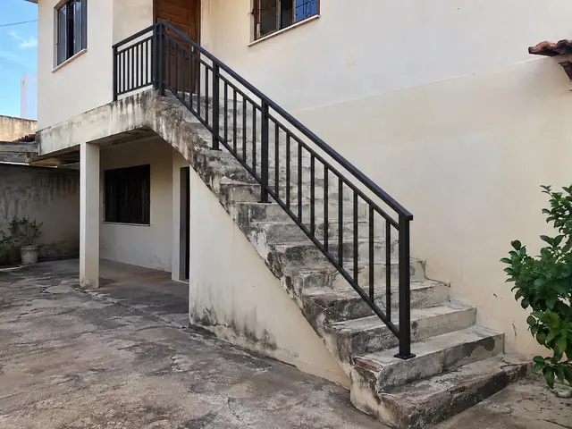 Escada externa com corrimão metálico instalado