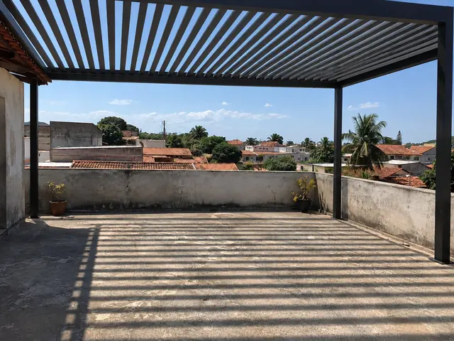 Terraço com pergolado metálico montado